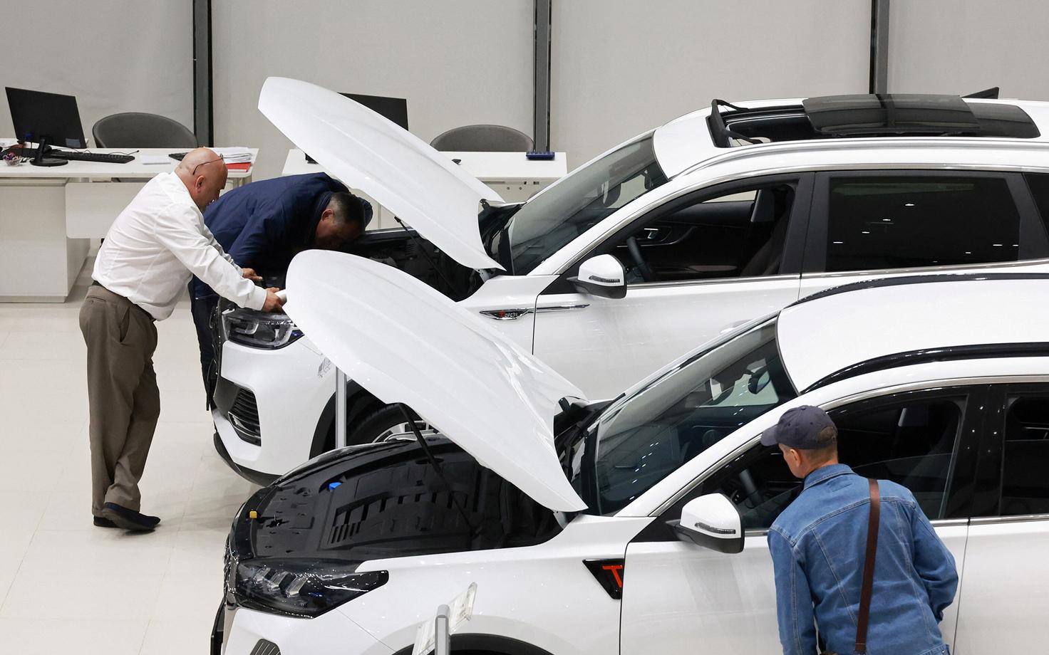 Модели китайской марки Chery в одном из автосалонов Санкт-Петербурга.