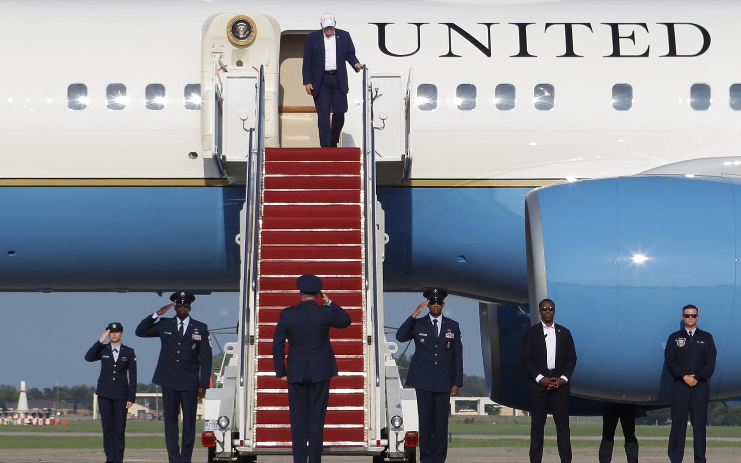 Дональд Трамп выходит из президентского самолета Air Force One.спускается по трп