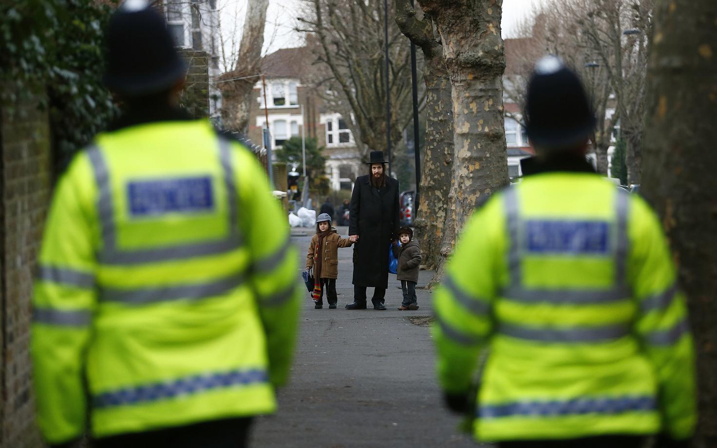 Juudi kogukonna liige Põhja-Londonis koos lastega