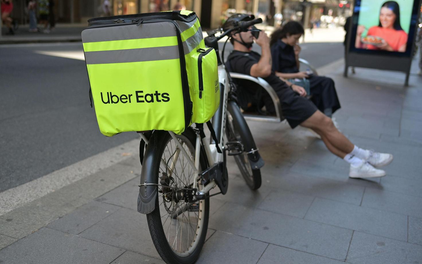Uber Eatsi toidukuller Sydneys jalga puhkamas.