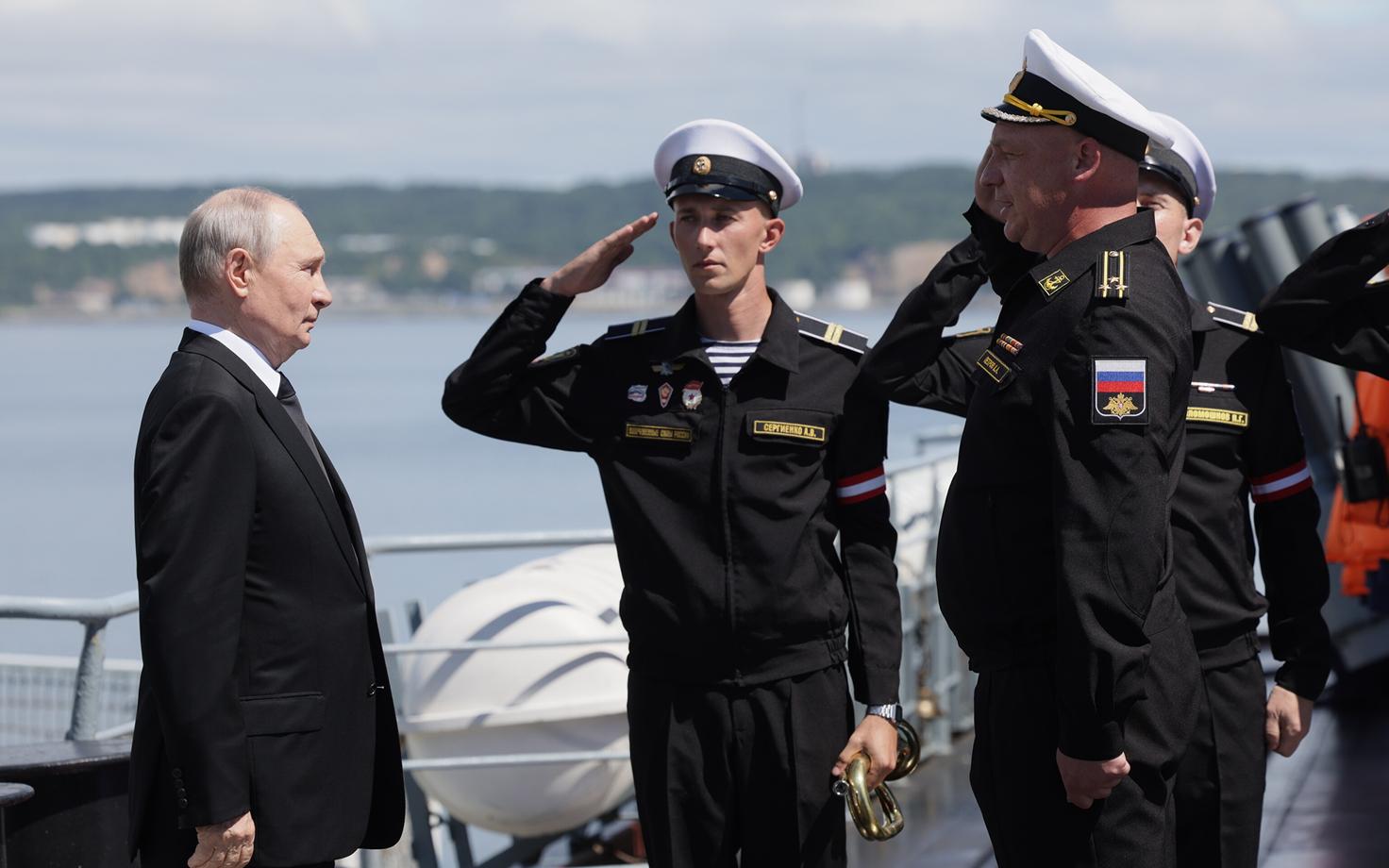 Владимир Путин на учениях российского ВМФ.