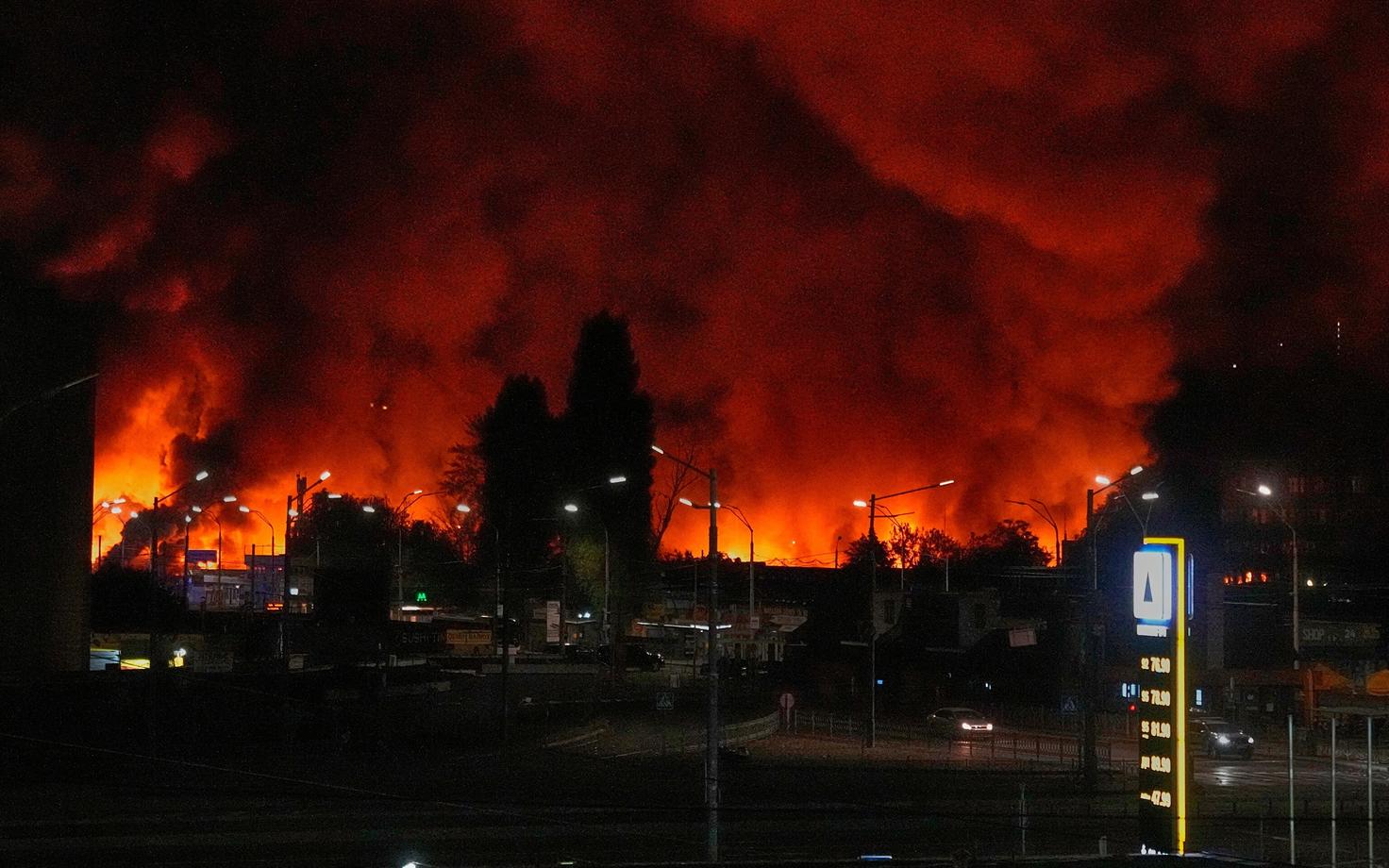 Киев во время российской атаки.
