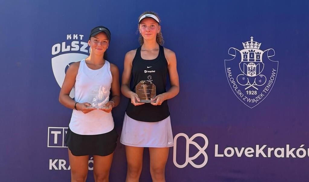 Kiira Paškov (paremal) koos Natalie Iraholaga autasustamisel