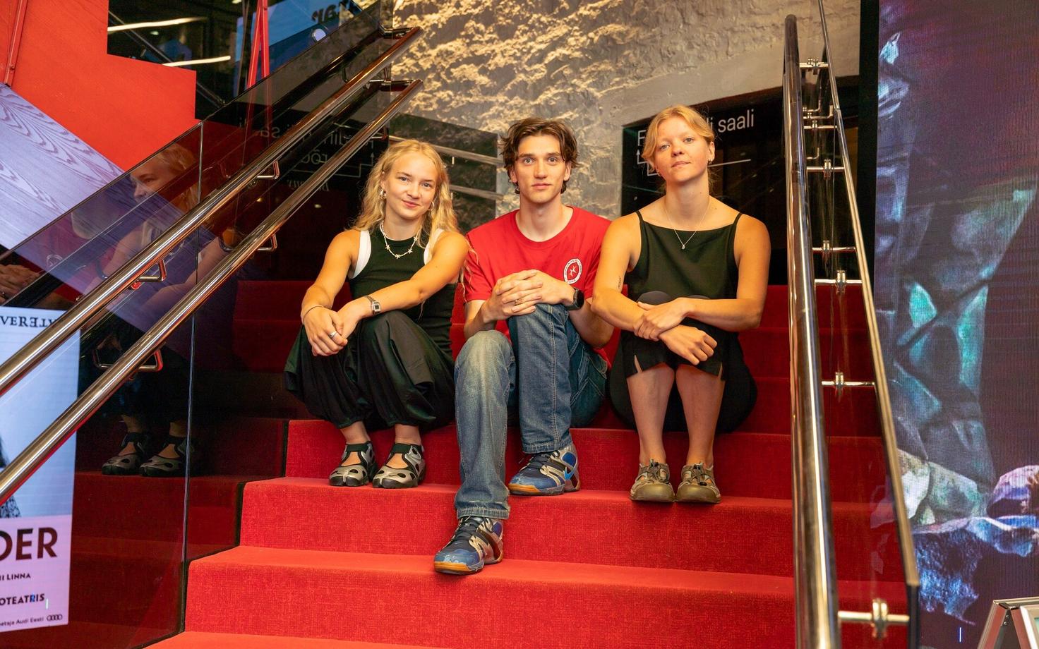 Näitlejad Eliis-Maria Koit, Erik Hermaküla ja Johanna Vaiksoo