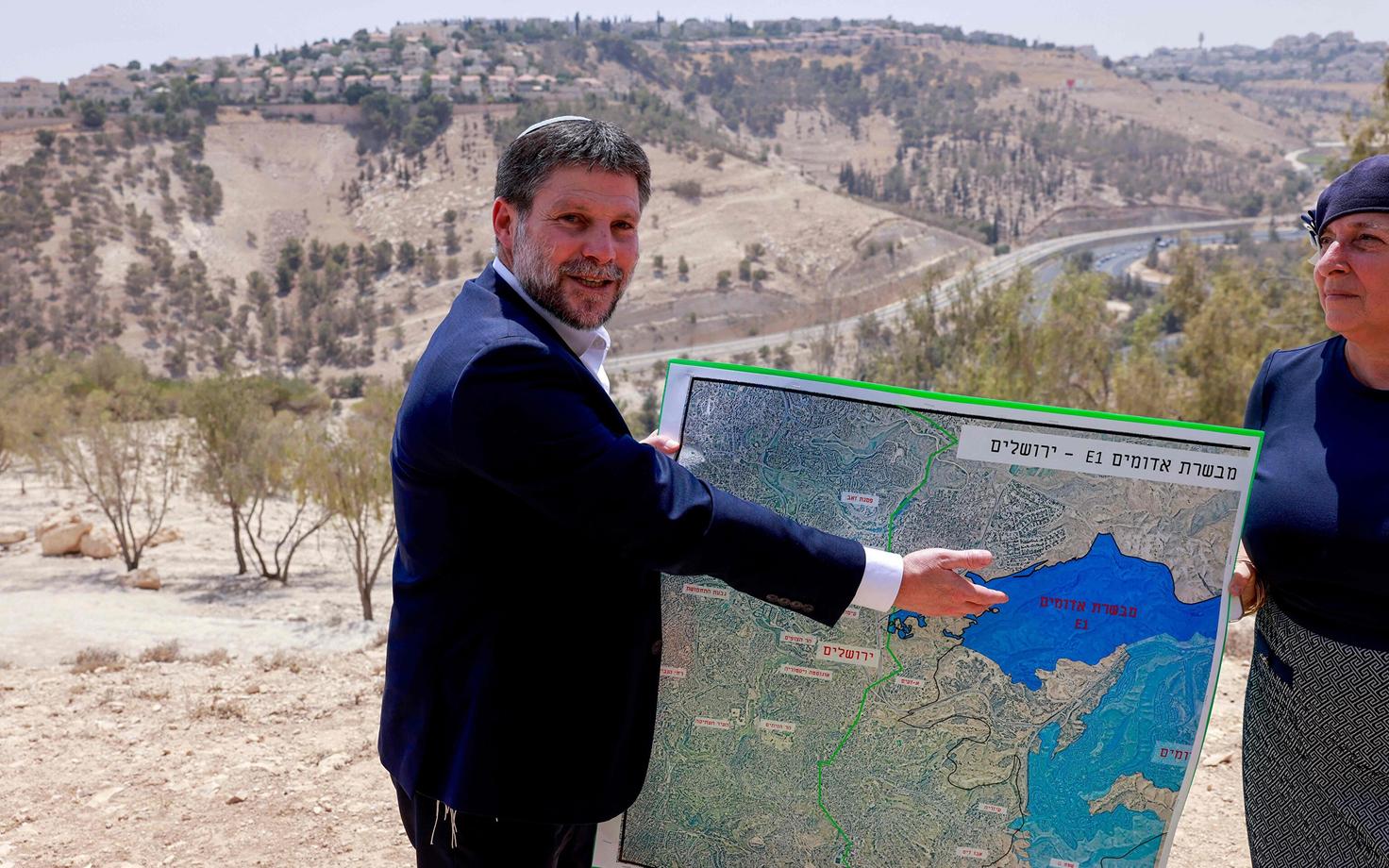 Iisraeli rahandusminister Bezalel Smotrich näitamas E1 nime all tuntud maakoridori kaarti.