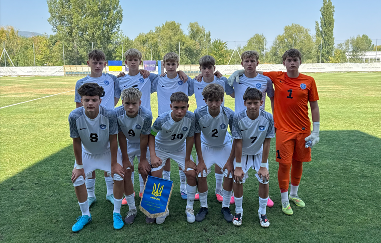Eesti U-15 jalgpallikoondis enne mängu Ukrainaga