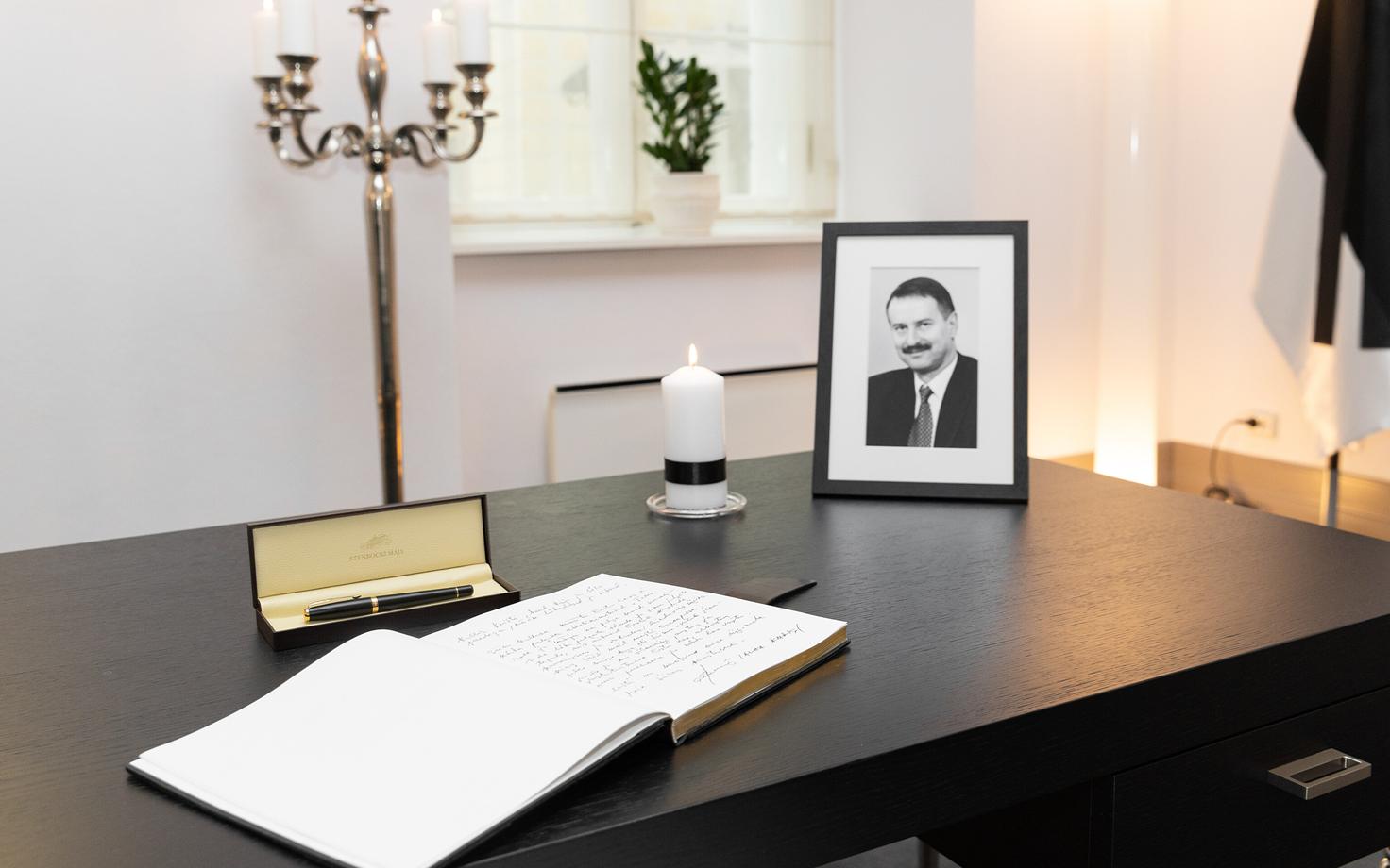 Siim Kallasele avati Stenbocki majas kaastunderaamat.