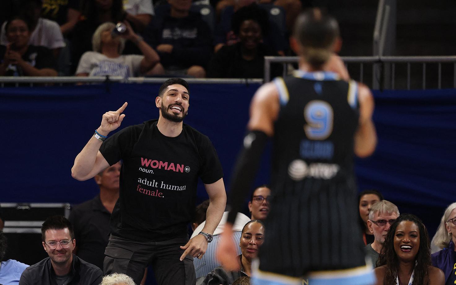Enes Kanter Freedom ja Natasha Cloud tülitsemas.