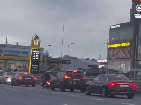 Очередь на заправках в России.