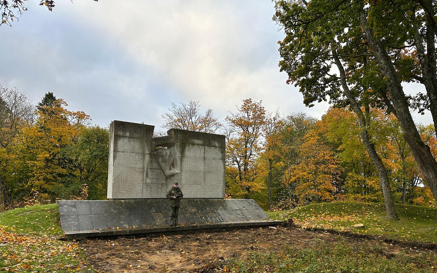 Памятник в Вяйке-Линнапе после перезахоронения останков.
