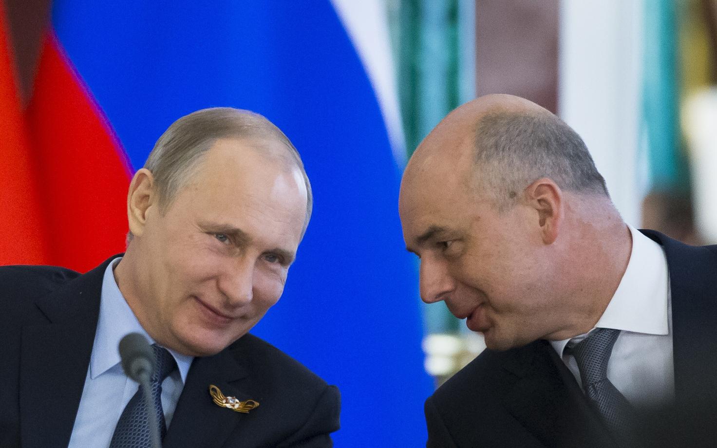 Vene rahandusminister Anton Siluanov (paremal) koos Vene režiimi Vladimir Putiniga 2015. aastal..