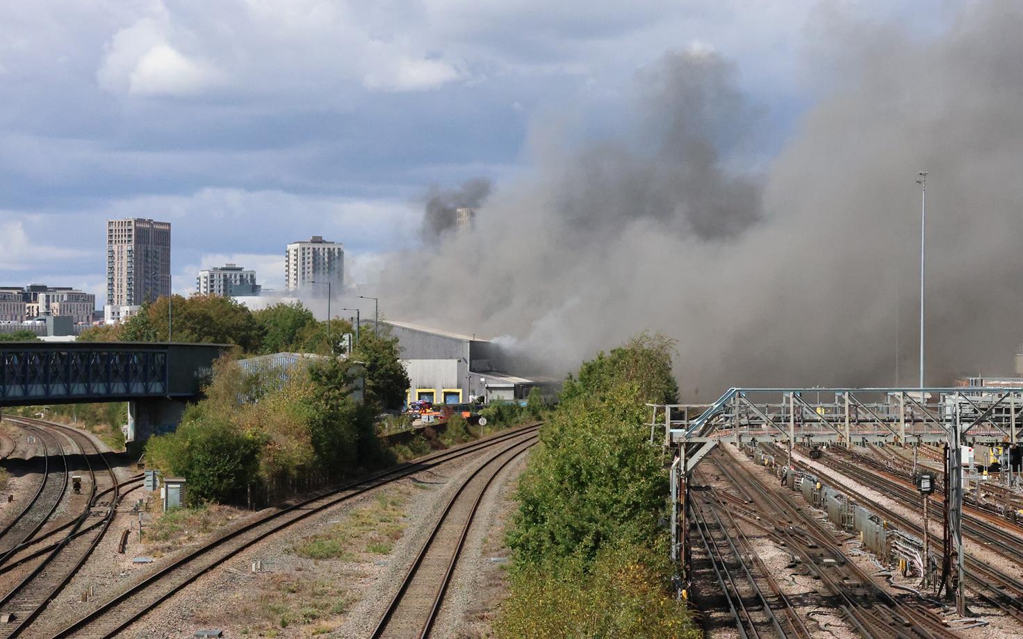 Londonis reedel puhkenud tulekahju häiris piirkonna raudtee- ja metrooliiklust.