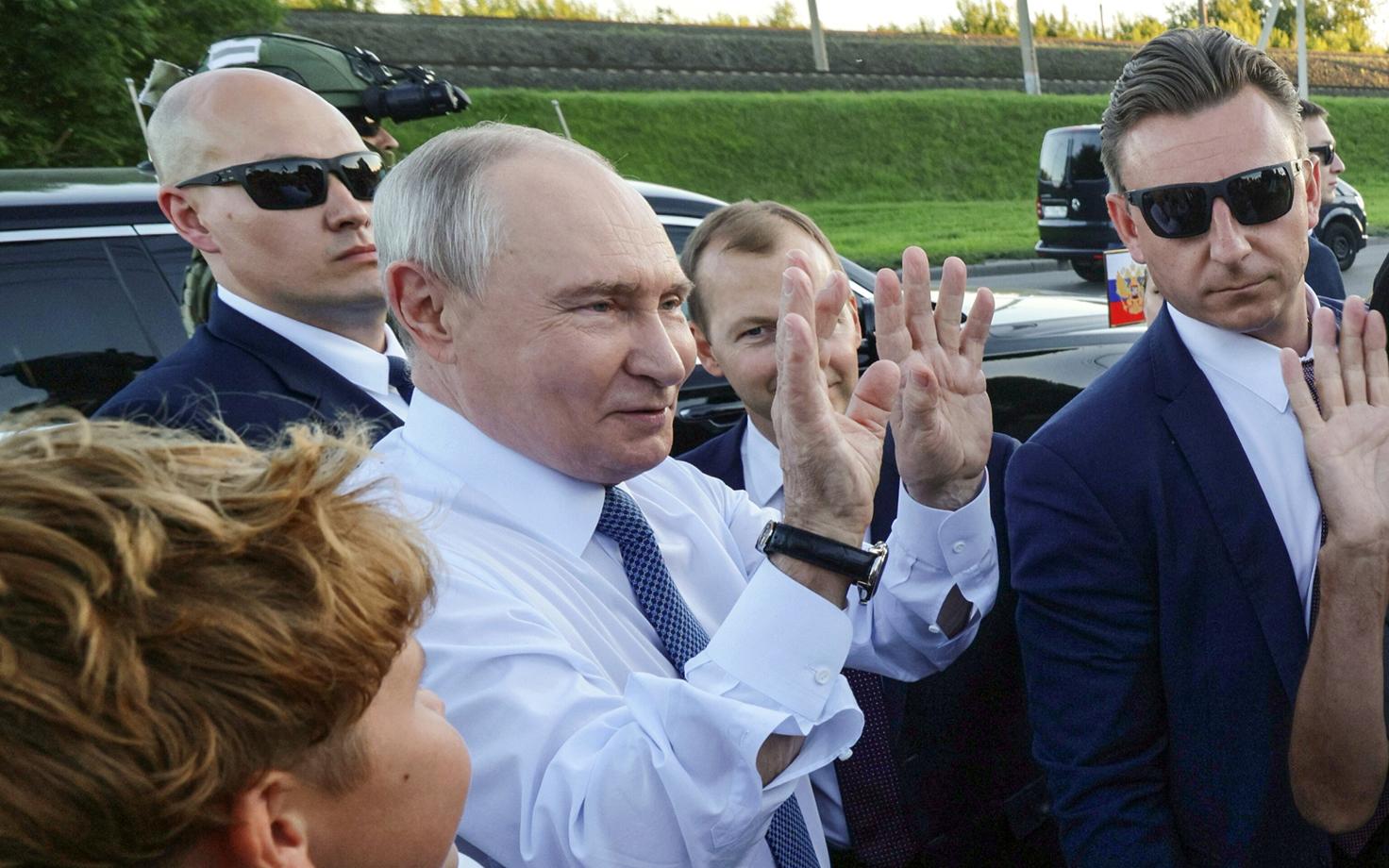 Vene režiimijuht Vladimir Putin ümbritsetuna turvameestest.