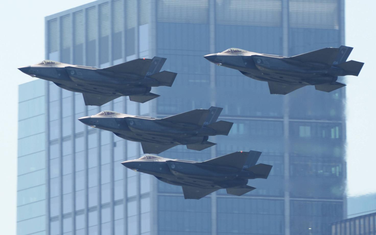 Принадлежащие США истребители.