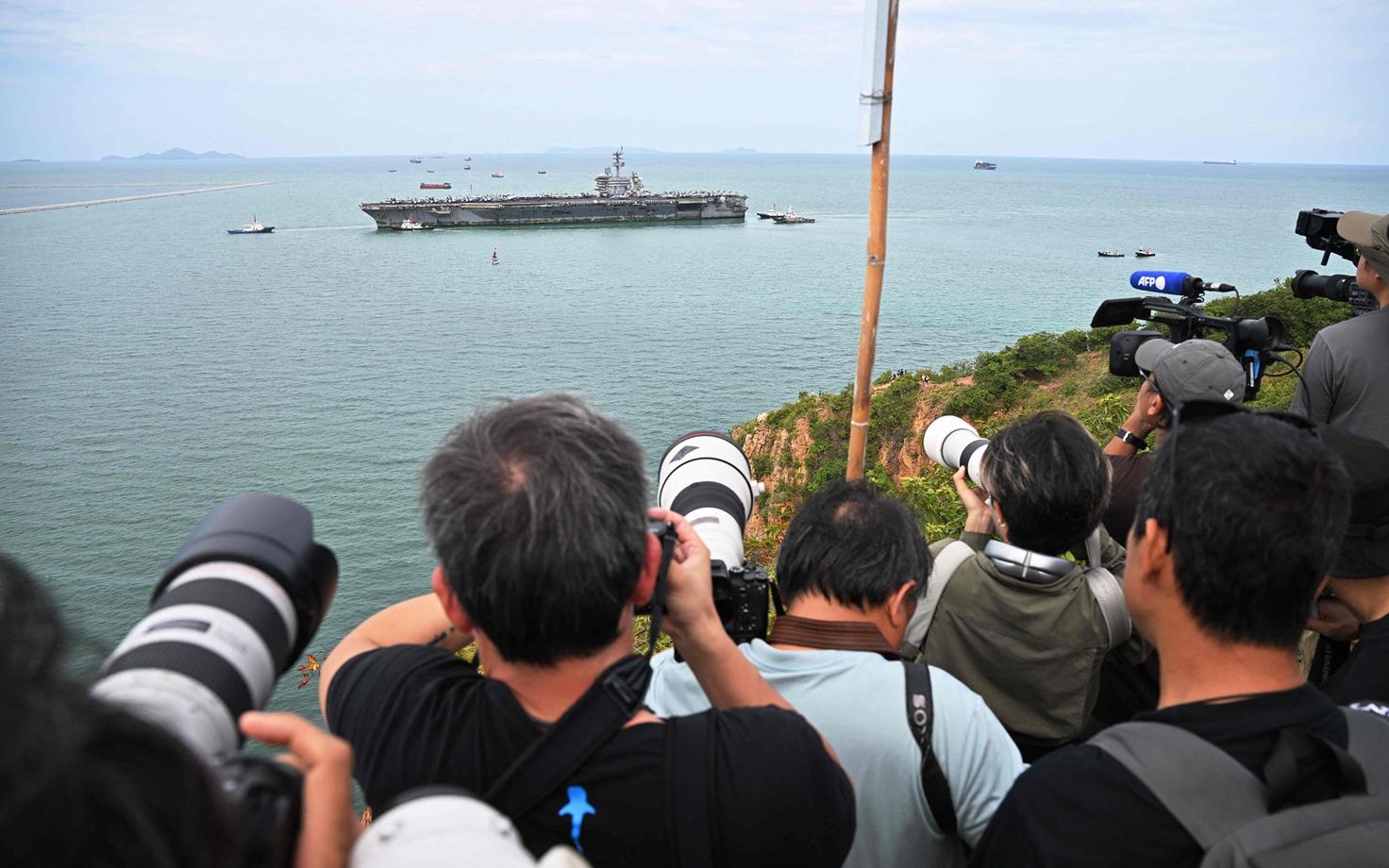 Ajakirjanikud jälgimas USA lennukikandja USS Abraham Lincoln saabumist Taisse.