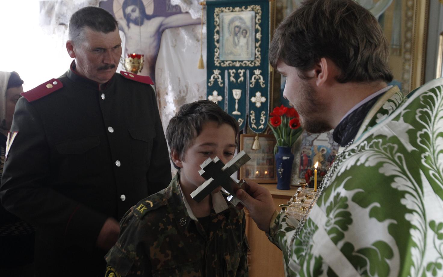 Vene Stavropoli krais tegutseva kindral Jermolovi kadetikooli õpilane väliõppustel risti suudlemas.