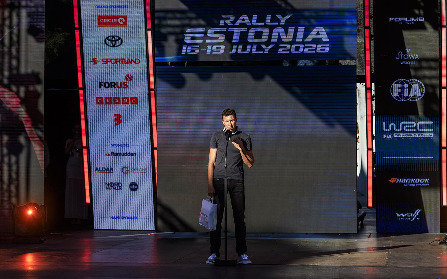Markko Märtin sai oma autahvli Rally Estonia avatseremoonial.