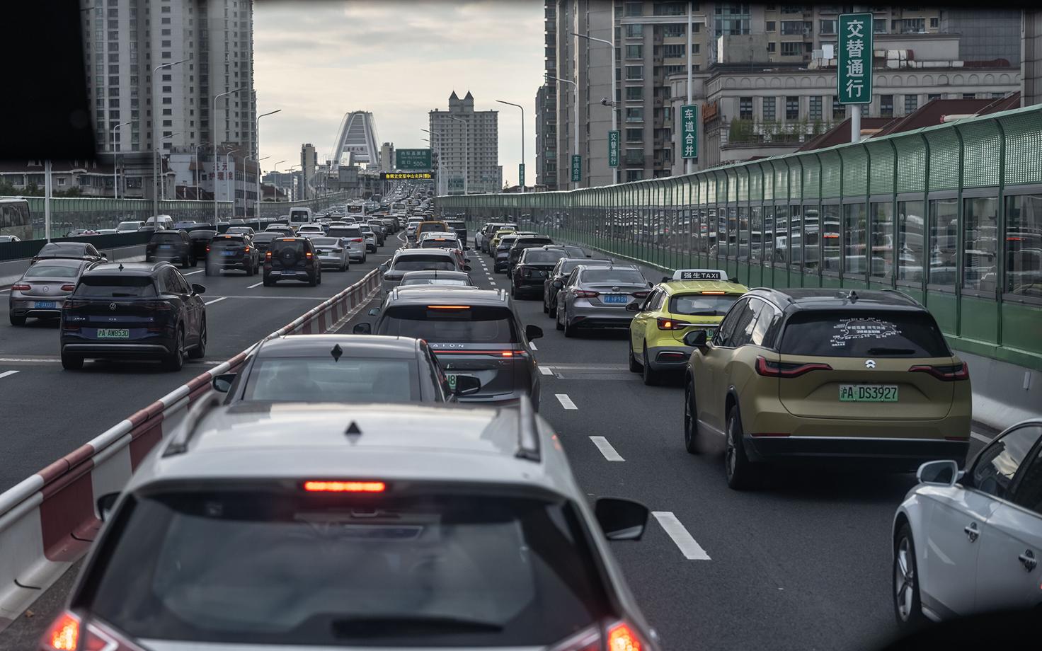 Liiklus Hiina ärikeskuses Shanghais
