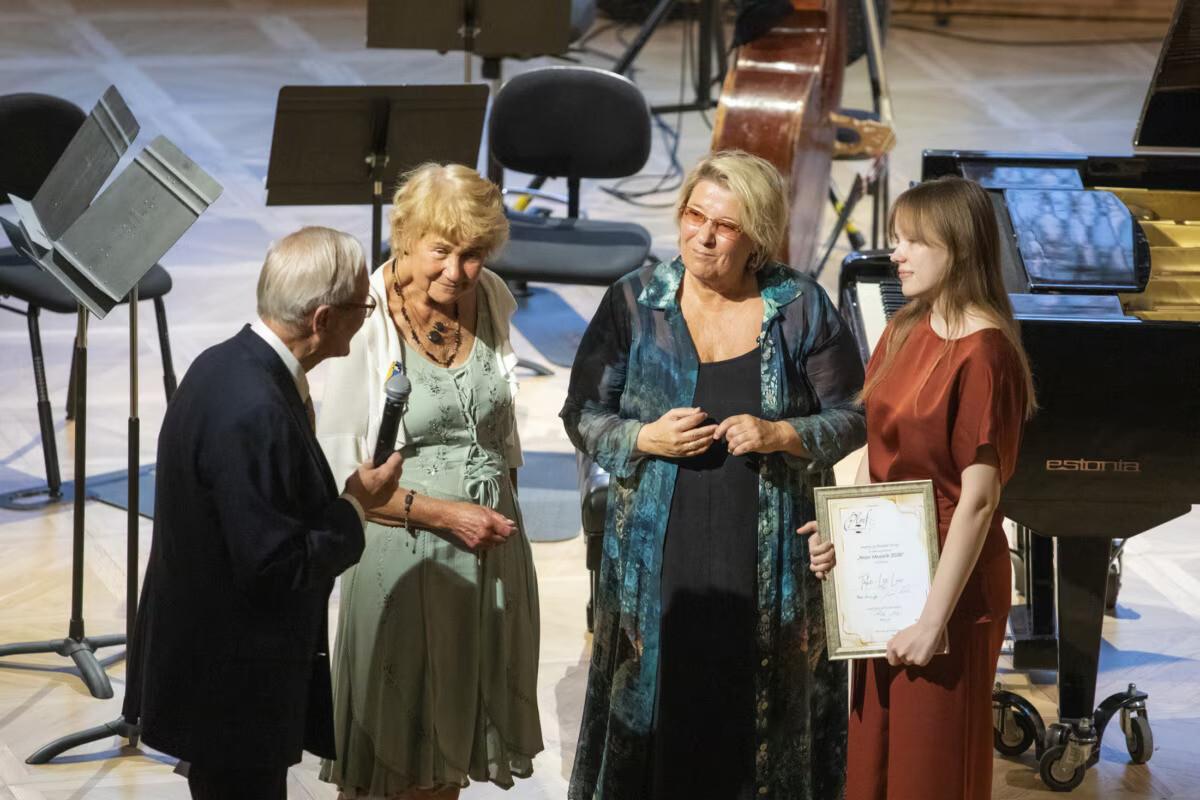 Tallinna kammermuusika festivali lõppkontserdil anti 22aastasele pianistile Tähe-Lee Liivile üle PLMF-i noore muusiku preemia. Fotol õnnitlevad teda festivali toetajad Tunne ja Mari-Ann Kelam ning PLMF-i asutaja ja juhataja Pille Lill.