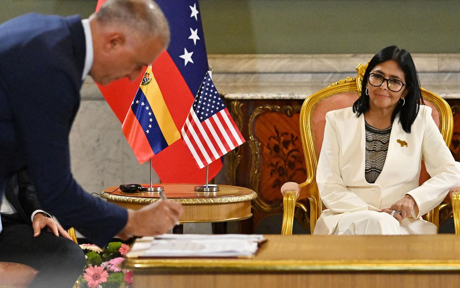 Venezuela ajutine president Delcy Rodriguez (paremal) naftaleppe allkirjastamisel USA energeetikaministri Chris Wrightiga (kaadrist väljas) Mirafloresi presidendipalees Caracases 2. septembril 2026.