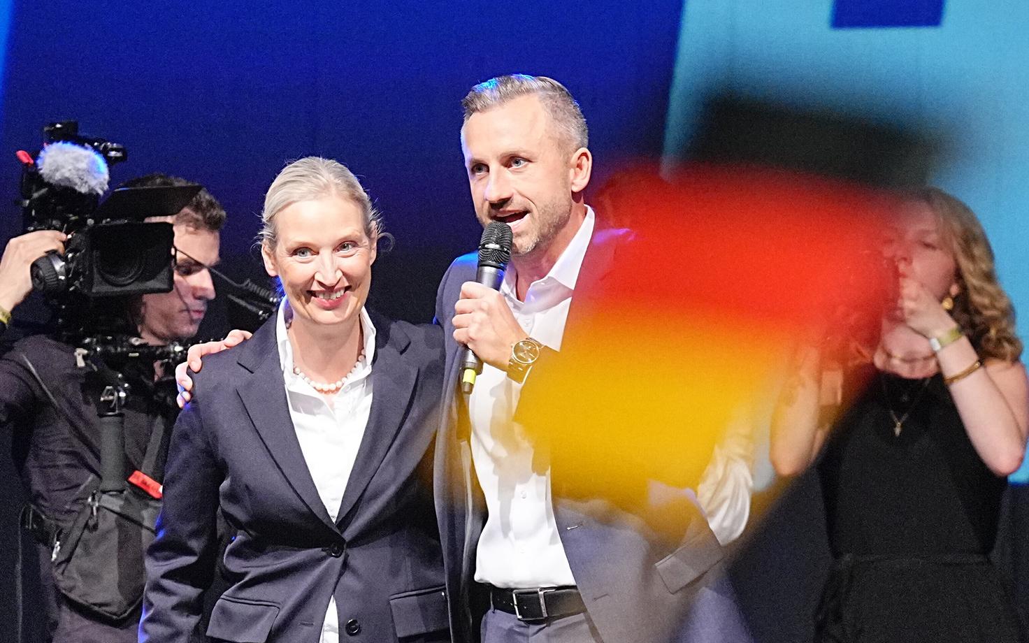 Лидеры AfD Алиса Вайдель и Ульрих Зигмунд празднуют победу на выборах.