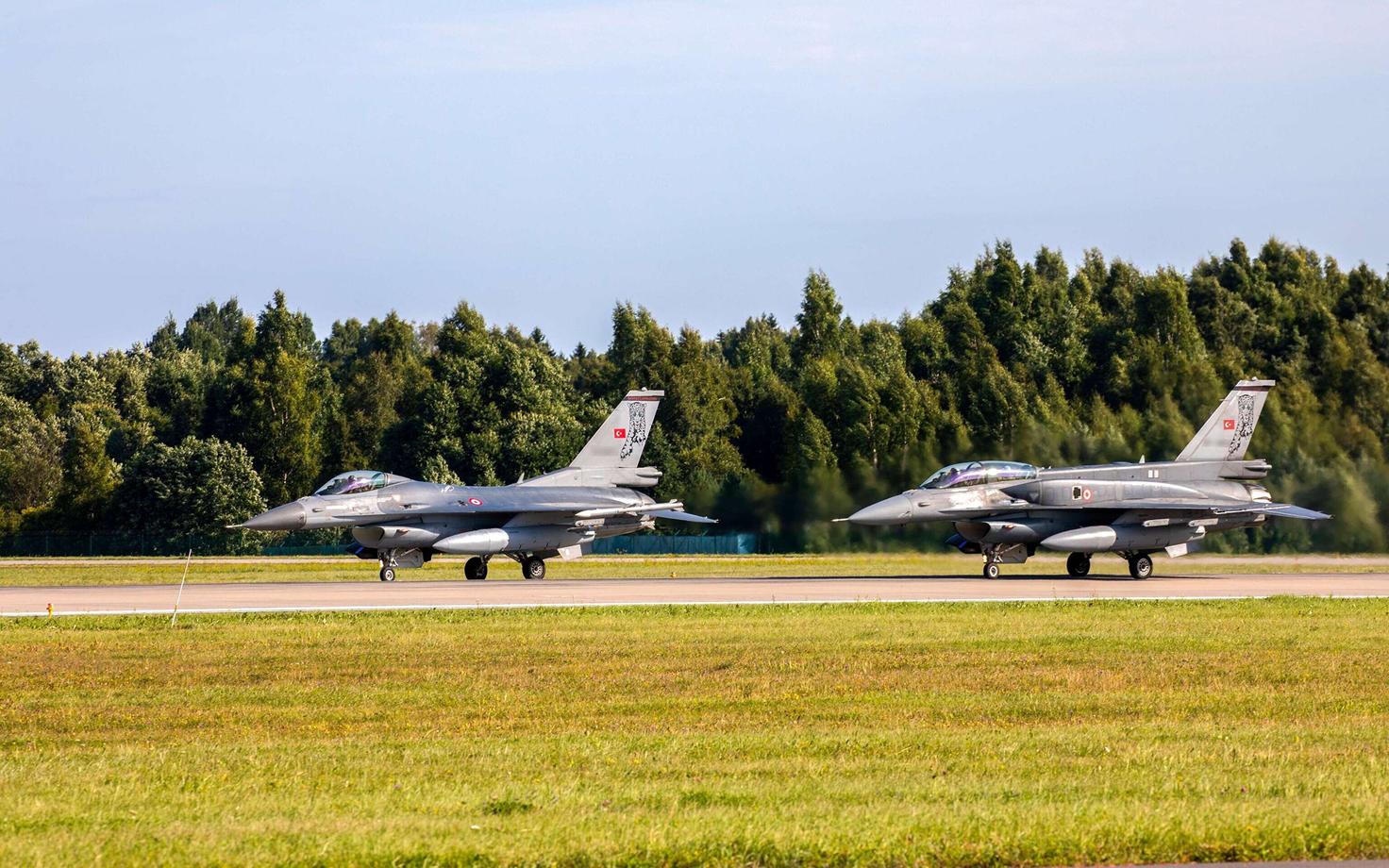 Истребитель F-16 турецких ВВС.
