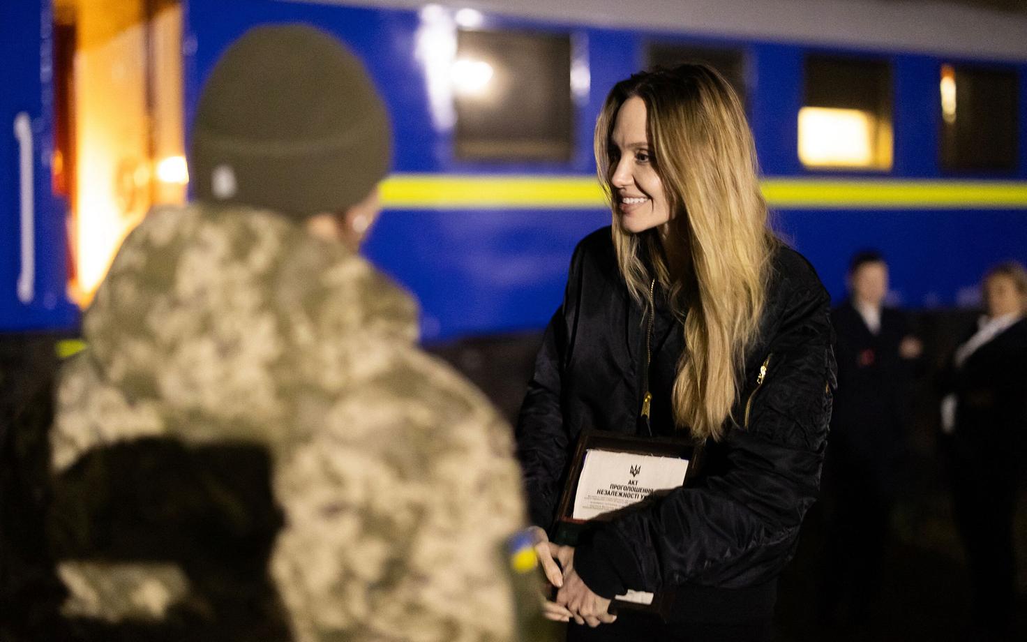 USA näitleja ja rahuaktivist Angelina Jolie külastas äsja taas Ukrainat. Fotol on ta oma eelmise, mullu novembris toimunud külaskäigu ajal.