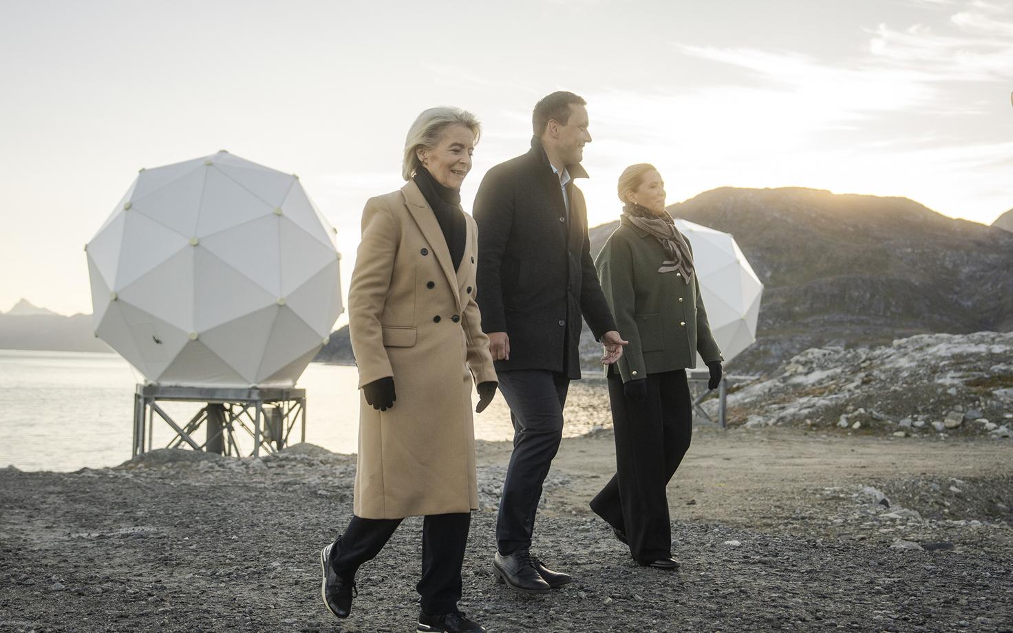 Euroopa Komisjoni president Ursula von der Leyen (vasakult alates), Gröönimaa valitsusjuht Jens-Frederik Nielsen ja Taani peaminister Mette Frederiksen külastasid esmaspäeval ettevõtte Eutelsat Oneweb jaama Nuukis.