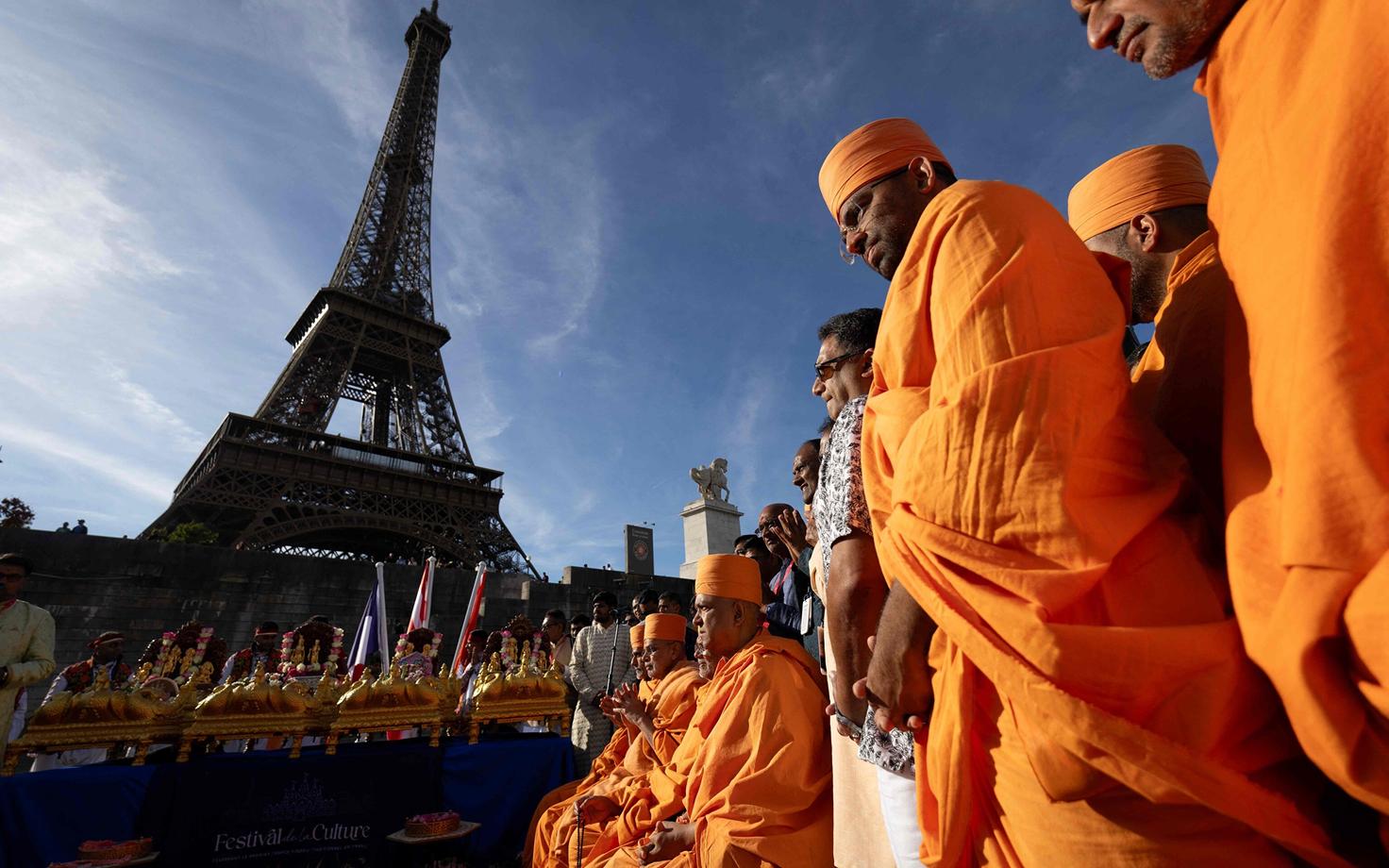 Hinduistliku organisatsiooni Bochasanwasi Akshar Purushottam Swaminarayan Sanstha (BAPS) mungad Pariisis Eiffeli torni lähistel peetud religioossel tseremoonial.