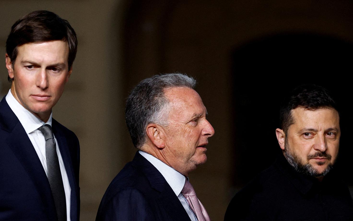 Ukraina president Volodõmõr Zelenski ning Kiievit külastanud USA eriesidaja Steve Witkoff (keskel) ja Jared Kushner.