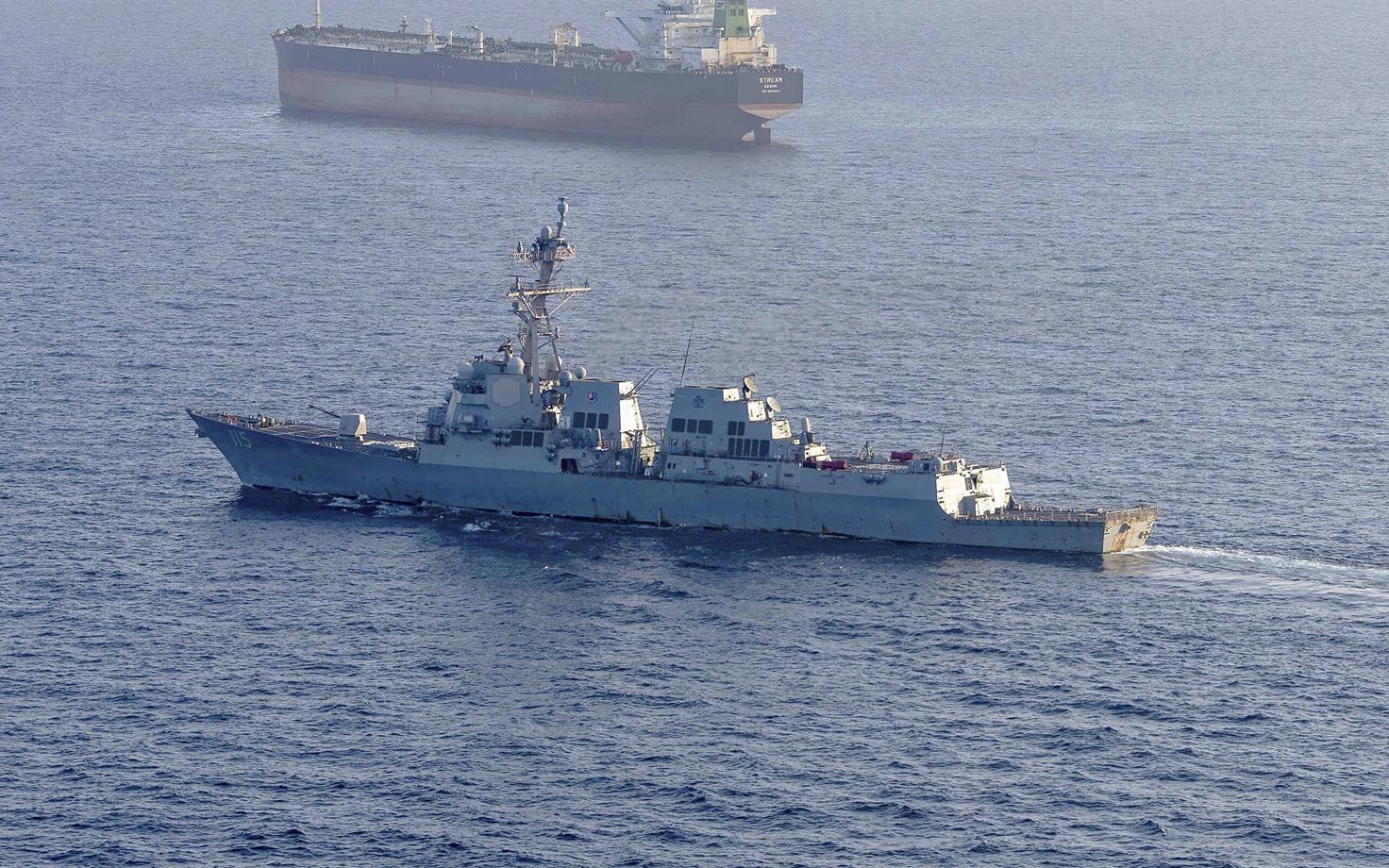 USA hävitaja USS Rafael Peralta DDG 115 tänavu mais Iraani tankerit kinni pidamas.