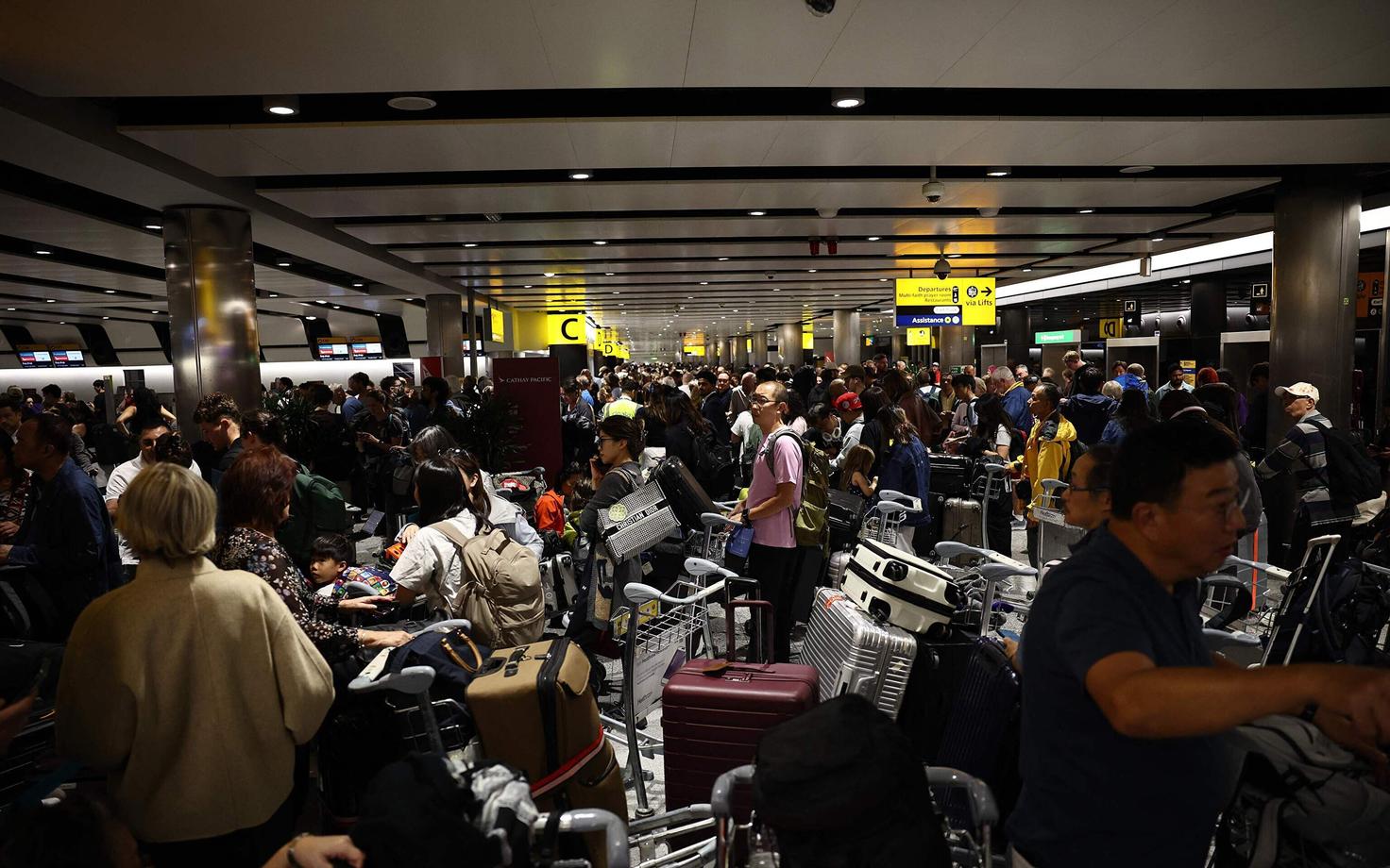Oma lennu väljumist ootavad reisijad teisipäeval Londoni Heathrow lennujaamas.