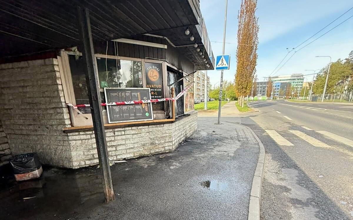 The kiosk on Akadeemia tee in the Mustamäe neighborhood of Tallinn, following the arson attack.