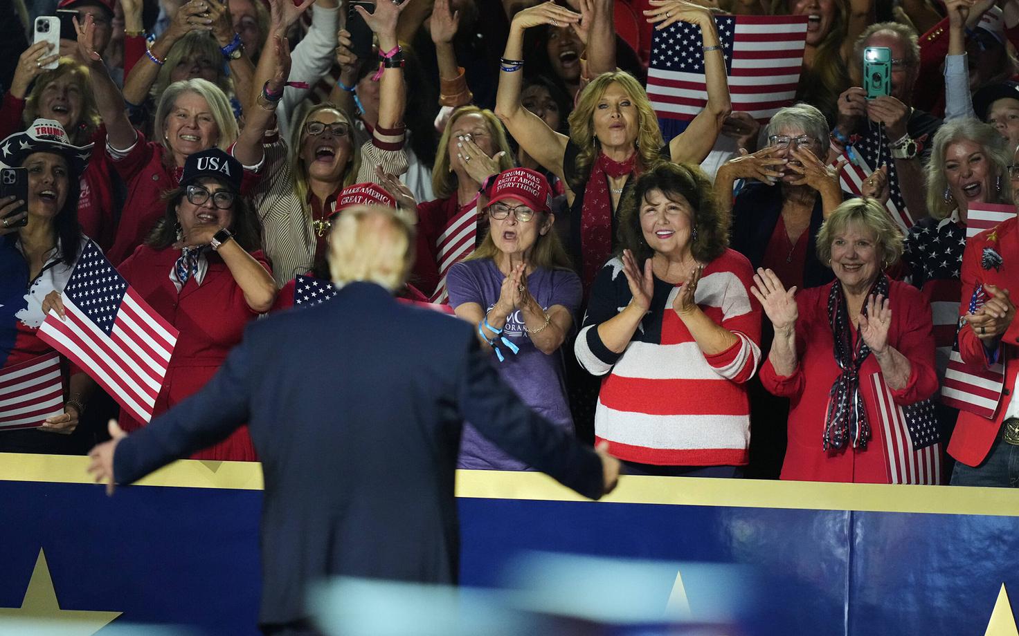 USA president Donald Trump oma toetajatega suhtlemas pärast kõne pidamist vabariiklaste valimiskonverentsil.