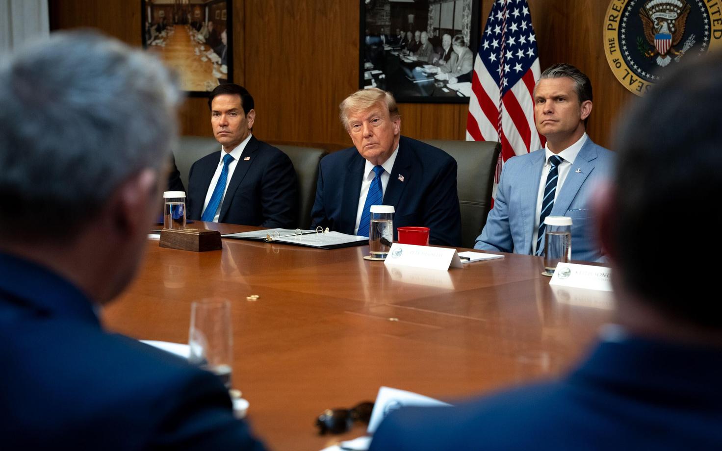 USA president Donald Trump (keskel) ning välisminister Marco Rubio (vasakul) ja sõjaminister Pete Hegseth.