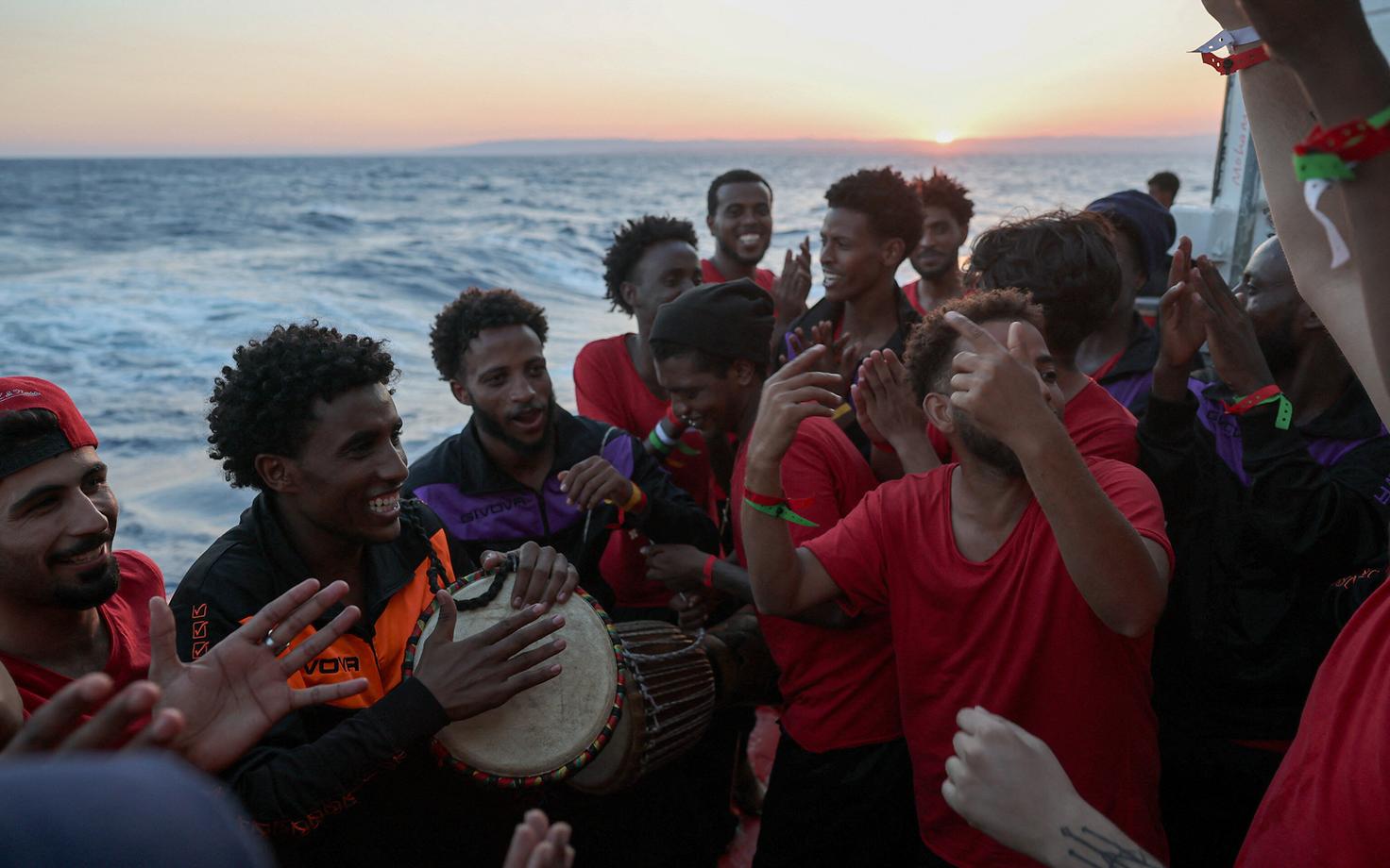 Vahemerelt päästetud migrandid humanitaarabiorganisatsiooni SOS MEDITERRANEE laeval .