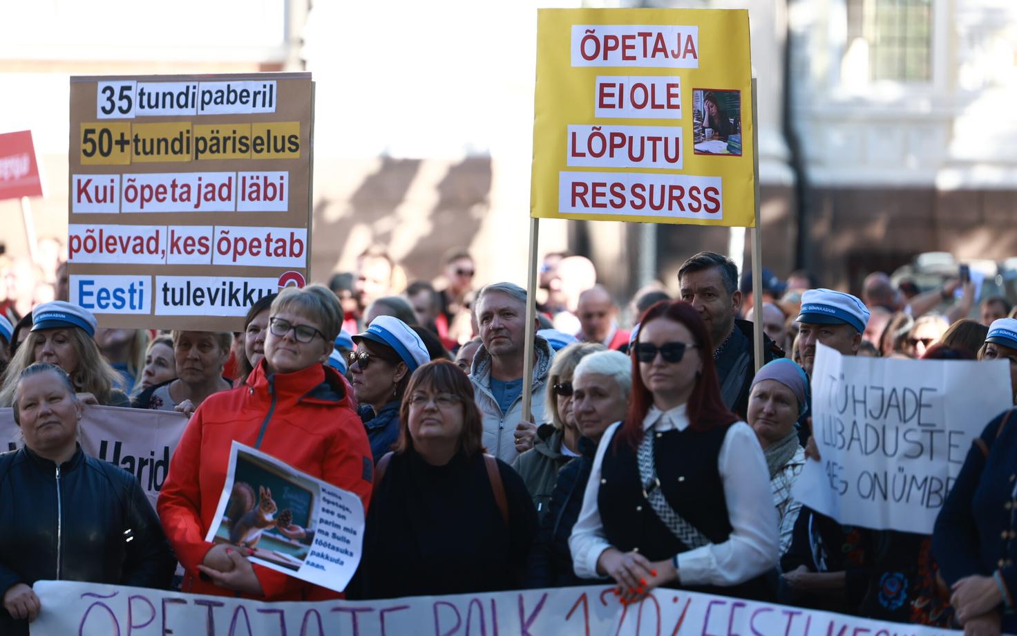 Õpetajate ja päästjate meeleavaldus Toompeal 14. septembril.