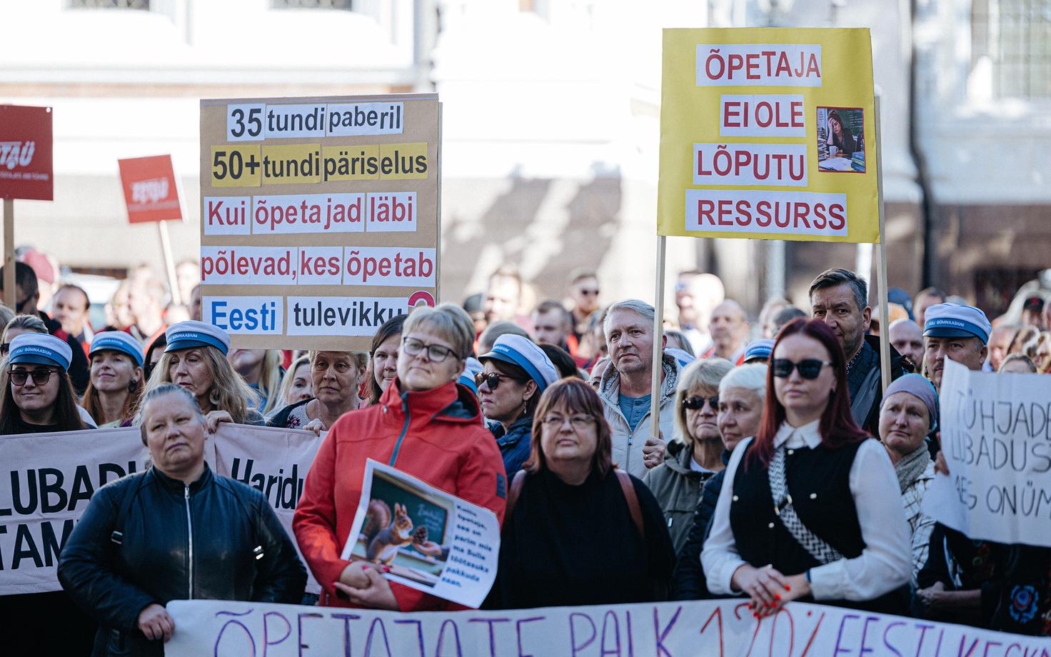 Teachers and rescuers picketed the Riigikogu on September 15 this year on the issue of pay and conditions.