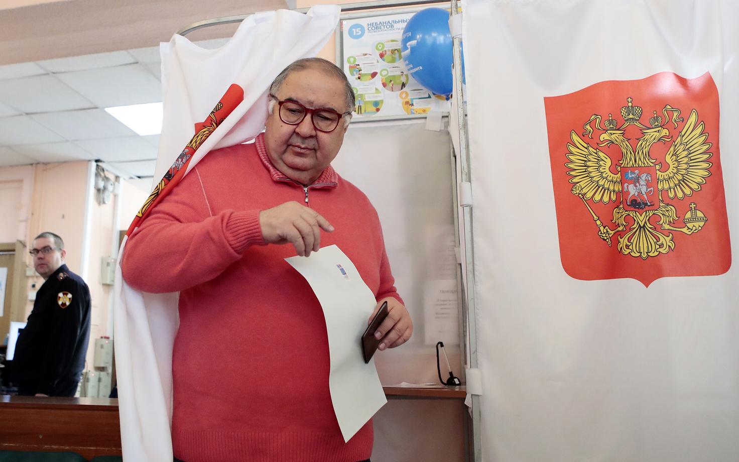Oligarh Ališer Usmanov hääletamas 2018. aasta Vene presidendivalimistel.