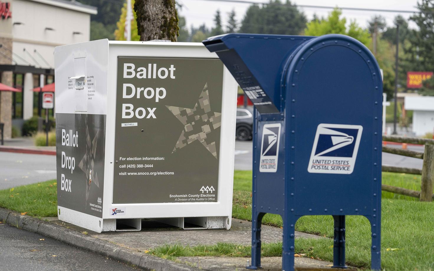 USA postiteenistuse postkast ja selle kõrval kirja teel saadetud hääletussedelite kast.