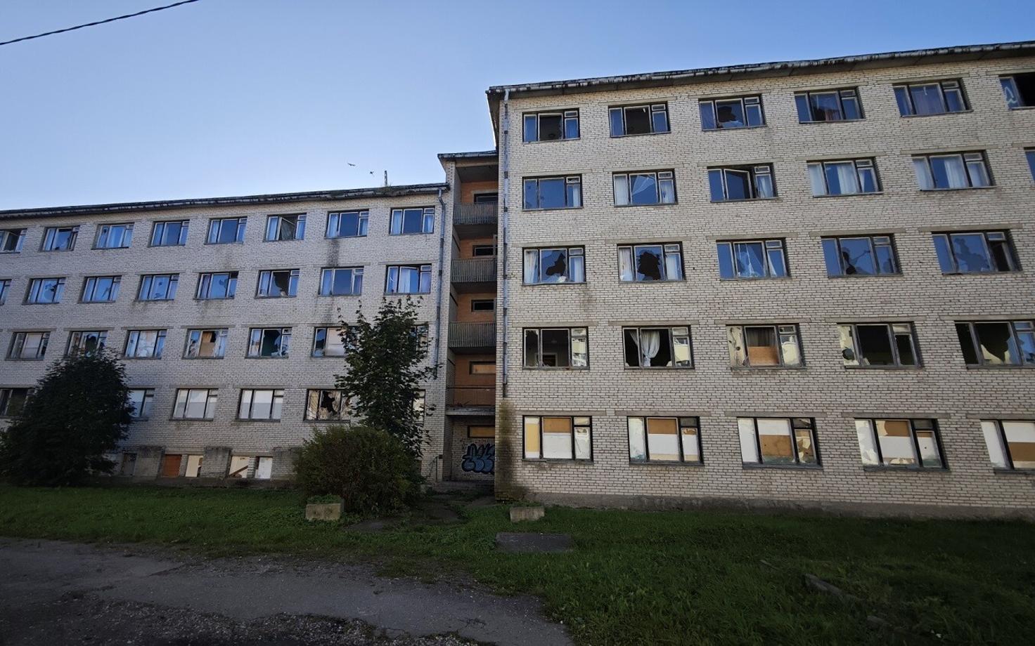 В Нарве спасатели тушили пожар в заброшенном общежитии.