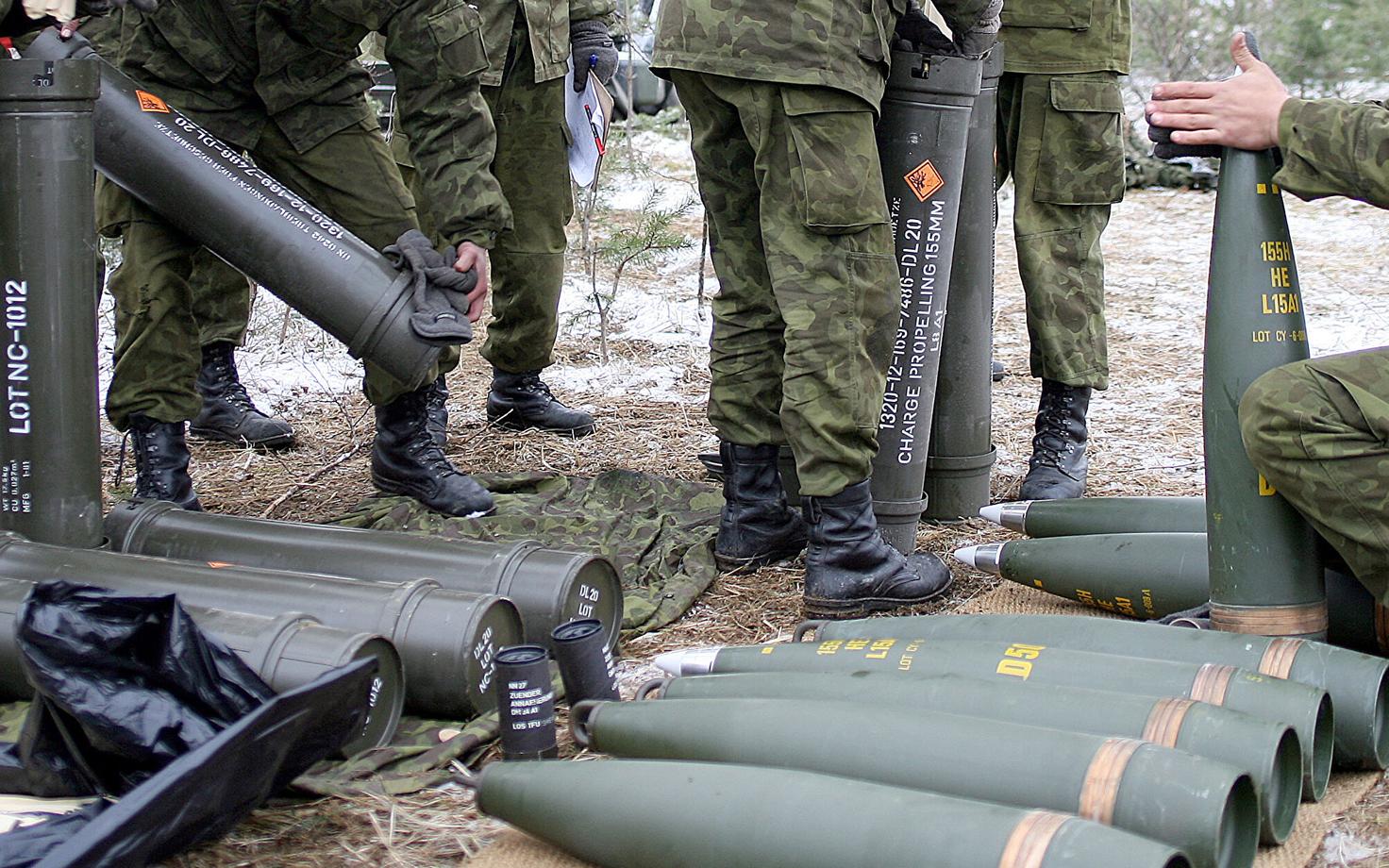 155mm artillery shells and propelling charge tubes (photo is illustrative).