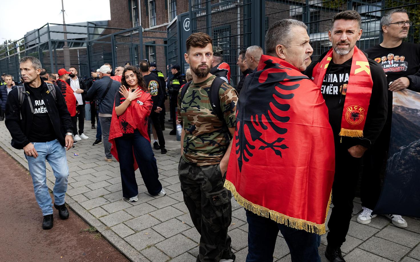 Thaçi toetajad kogunesid Haagis Kosovo erikohtu ette