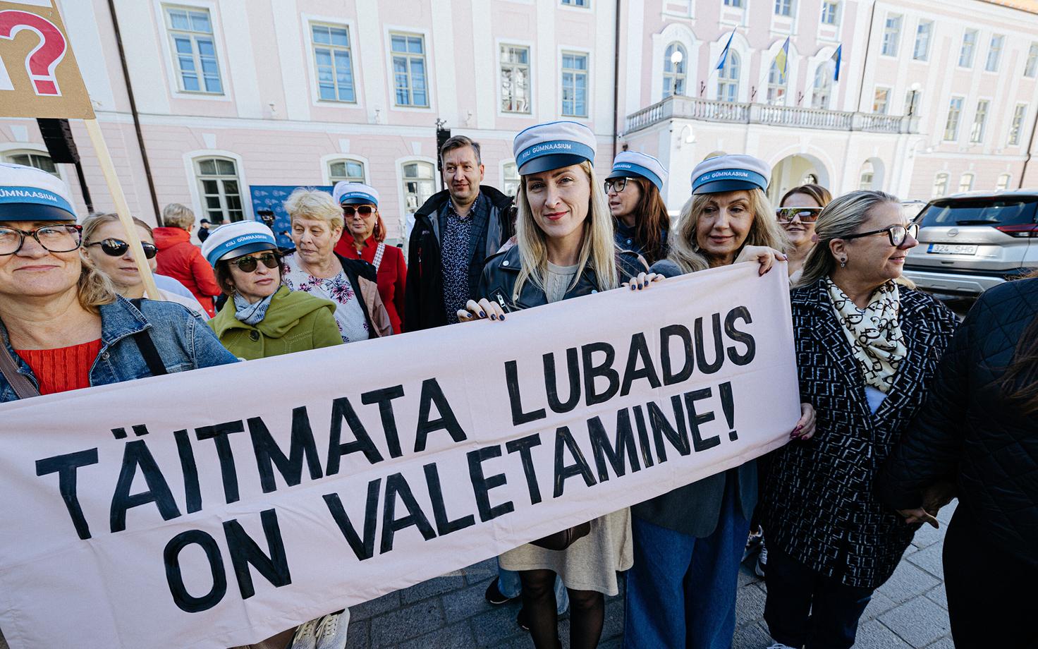 Teachers picketing the Riigikogu calling for higher pay, noting the coalition had pledged to address this, Monday, September 14, 202. The slogan reads 'An unmet promise is a lie'.