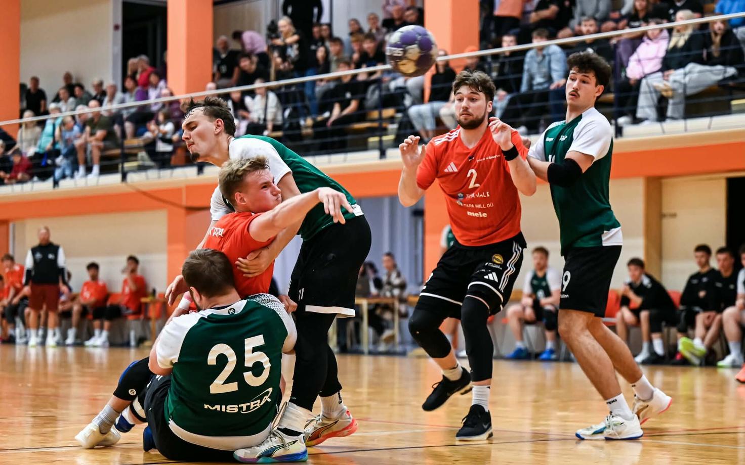 SK Tapa (oranžis) ja Mistra (rohelises) võitlesid punktide pärast
