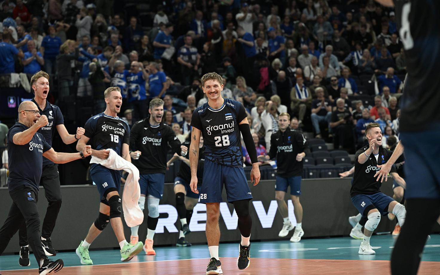 Eesti võrkpallikoondislased Soome üle võetud võitu tähistamas