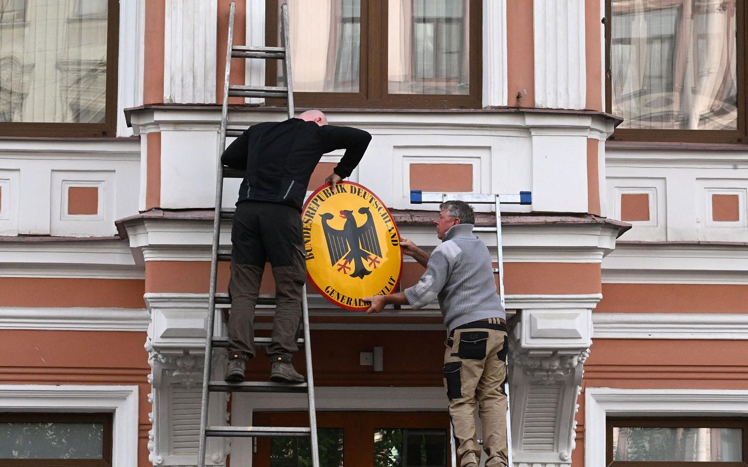 Снятие государственной символики символики Германии с немецкого консульства в Санкт-Петербурге.
