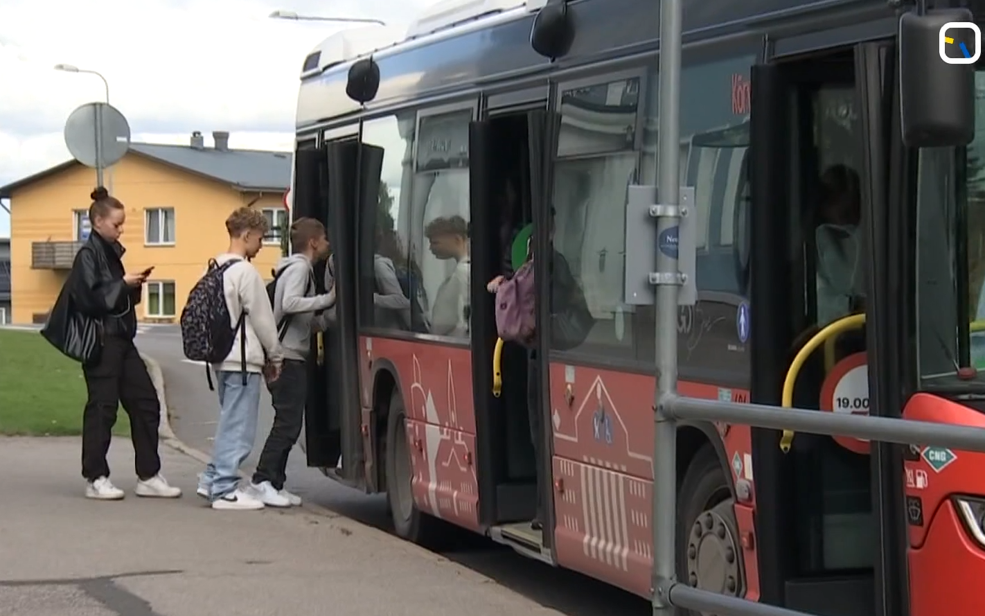 Students boarding a Tartu city bus by Kõrveküla Basic School.