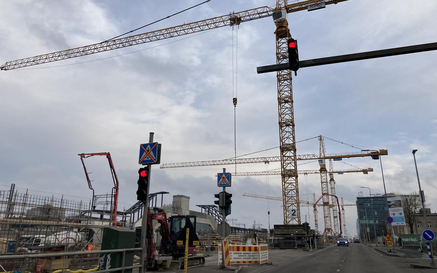 Cranes at the Rail Baltica terminal site in Tallinn's Ülemiste district.