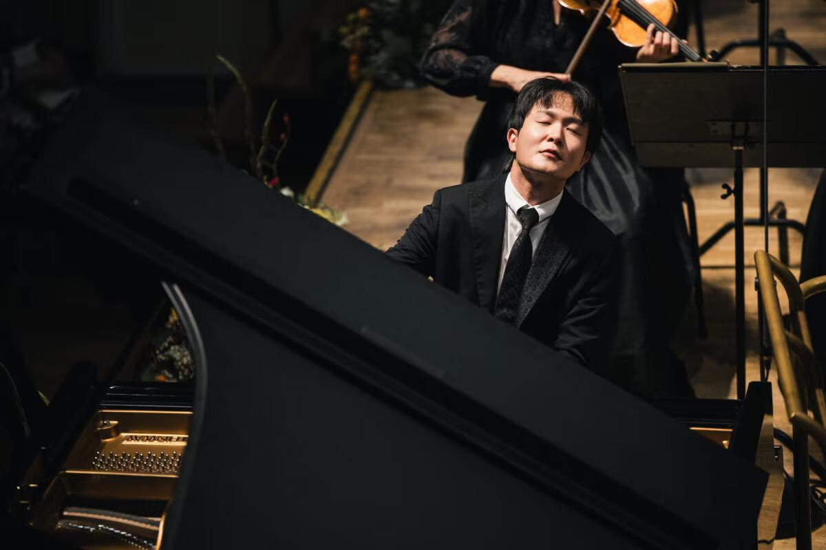 ERSO 100. hooaja avakontserdil soleeris orkestri ees 37aastane Lõuna-Korea pianist Yekwon Sunwoo.
